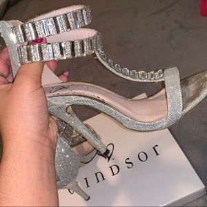 ‘Windsor’ silver heels 👠